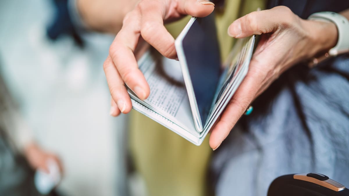 Mum ditches daughter who forgot her passport, goes on holiday anyway