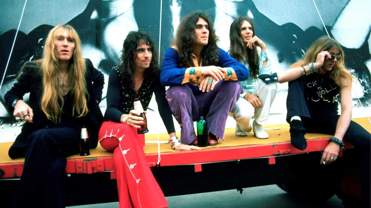 Alice Cooper and his band, group portrait at chessington Zoo near London on 28th June 1972. Glen Buxton, Alice Cooper, Michael Bruce, Dennis Dunaway, Neal Smith.