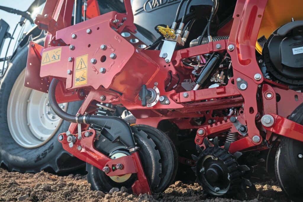 Row spacing can be set using a selector located on the side of the machine. The operator chooses the desired spacing, after which the machine automatically positions the row units correctly during unfolding. This eliminates the need to adjust each row unit individually.