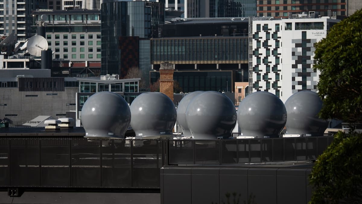 2degrees installs first dome antennas on central Auckland rooftop satellite station