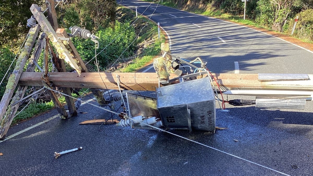 More than 200 without power in Tutukākā after car crashes into pole