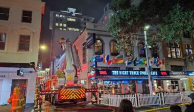 Smoke billows from Auckland CBD bar as crews tackle Fort St fire