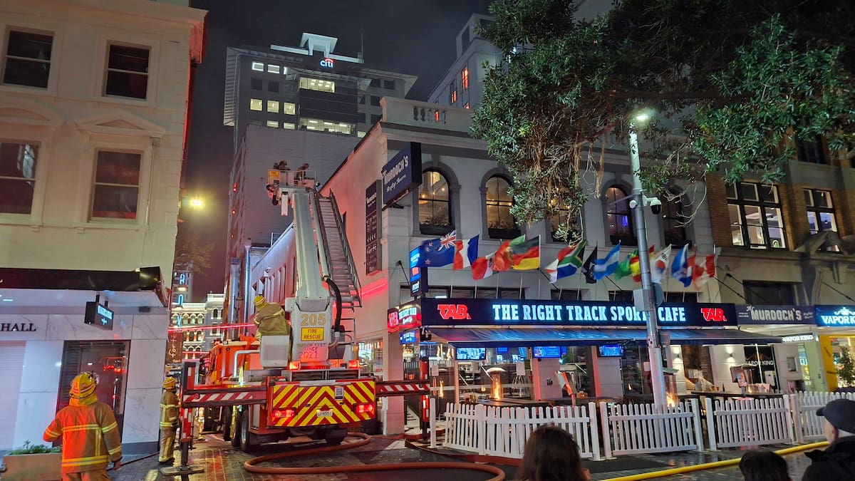 Smoke billows from Auckland CBD bar as crews tackle Fort St fire