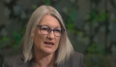 Head of NZ's biggest bank to step down