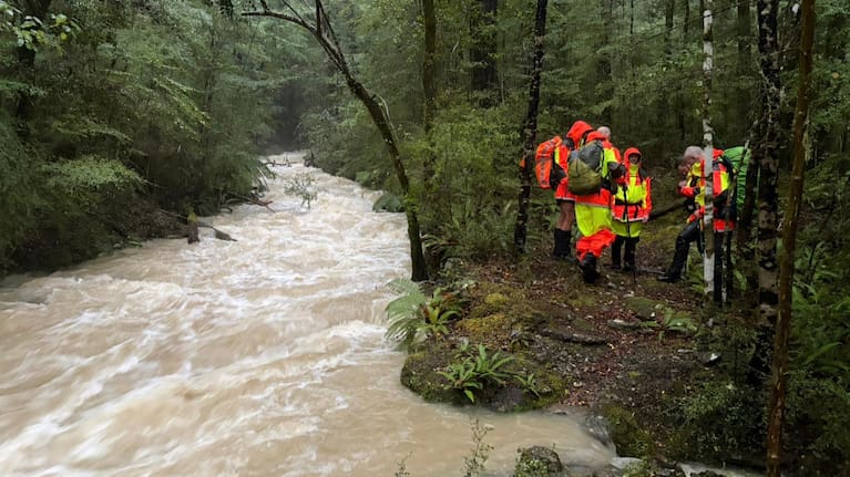 A ground team attempting to reach the hut by foot.