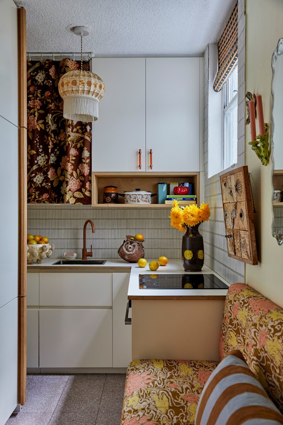 To create a cooking and dining area, Ross adapted the kitchen’s joinery to include a banquette upholstered in Paul-Élie Ranson’s art nouveau design, “Water Lilies”.