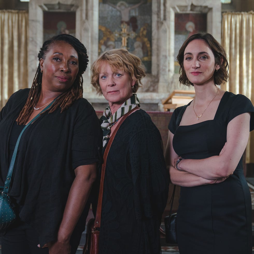 the marlow murder club episode 01picture shows: (l r) jo martin as suzie harris, samantha bond as judith potts and cara horgan as becks starling the marlow murder club episode 01picture shows: (l r) jo martin as suzie harris, samantha bond as judith potts and cara horgan as becks starling