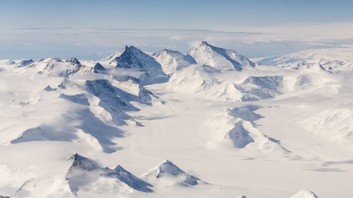 Scientists Discover a Vast Structure Hiding Beneath Antarctica's Ice : ScienceAlert