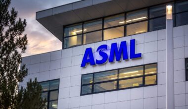 ASML drops after China chip-tool issue interrupts AI rally