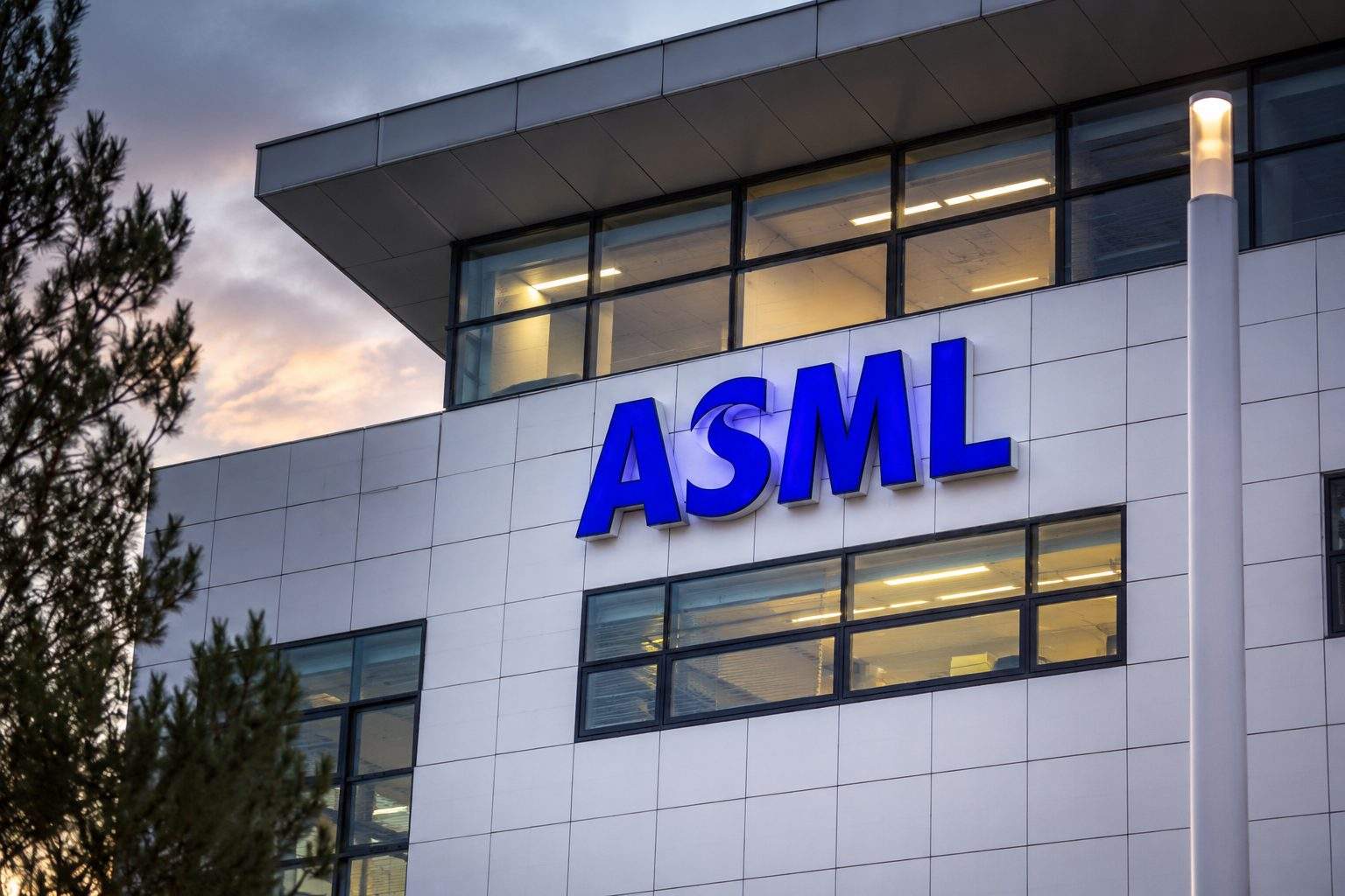 ASML drops after China chip-tool issue interrupts AI rally