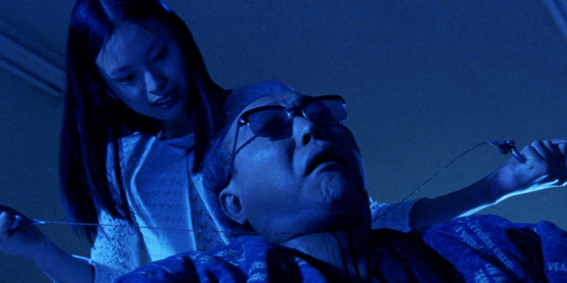 Asami murders a man with glasses using a wire saw in Audition