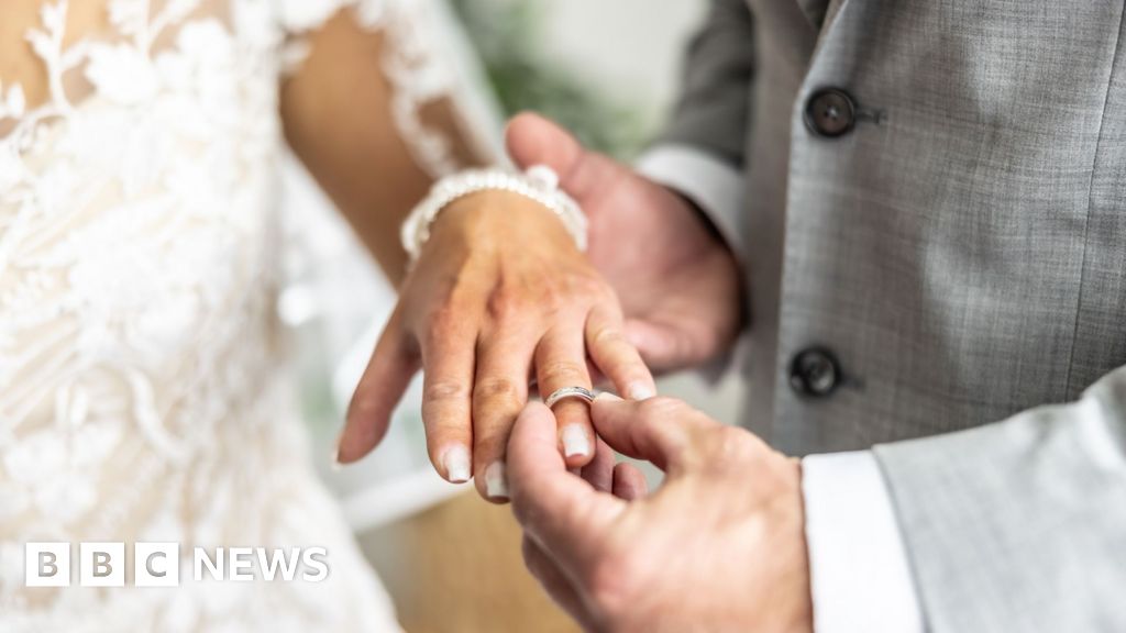 Married at First Sight Australia allegations 'disturbing', says country's watchdog - BBC