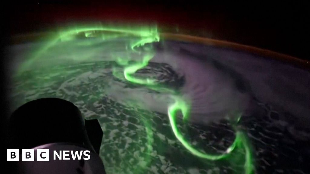 Southern Lights timelapse filmed from SpaceX Dragon shuttle