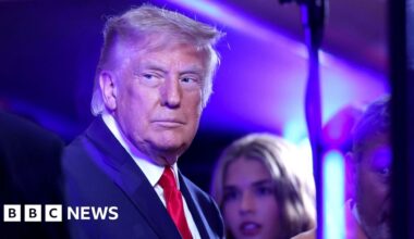 Trump booed at Knicks-Spurs game as he became first US president at NBA Finals - BBC