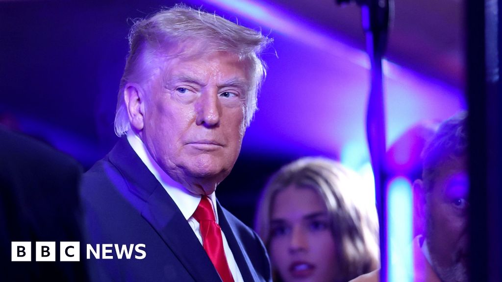 Trump booed at Knicks-Spurs game as he became first US president at NBA Finals - BBC