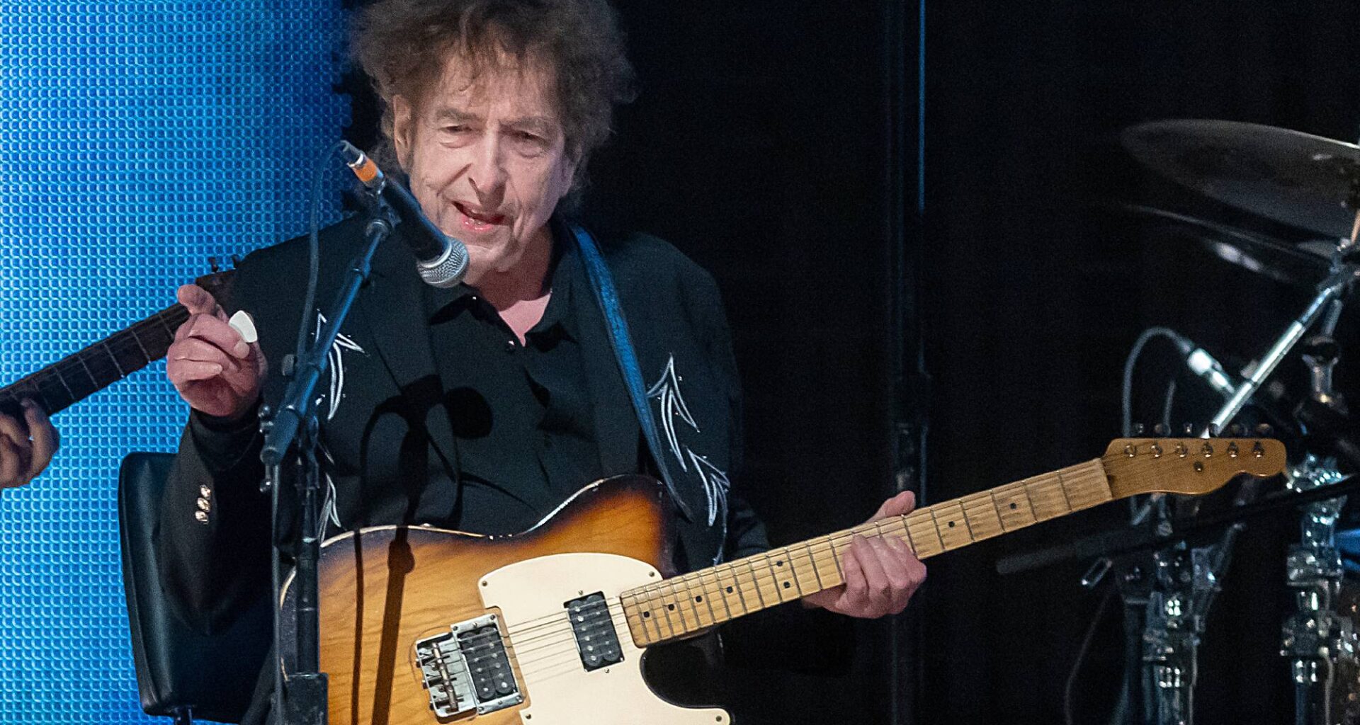 Bob Dylan makes changes to live band as two long-serving guitarists step away