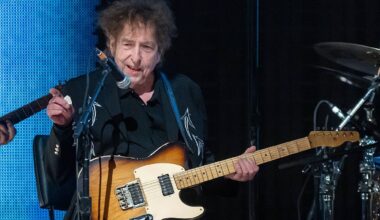 Bob Dylan makes changes to live band as two long-serving guitarists step away