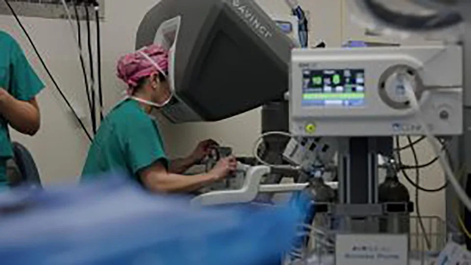 Dr. Kwan-Feinberg using the robot in surgery. Courtesy of Sutter Health