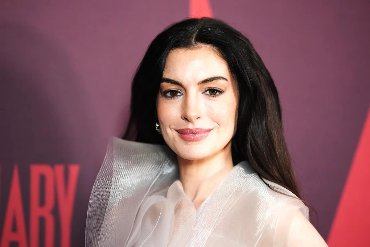 Anne Hathaway’s Unfiltered Pregnancy Announcement Makes Her Look Like a Literal Angel