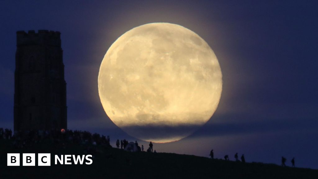 Where is best to see the Strawberry Moon tonight? - BBC