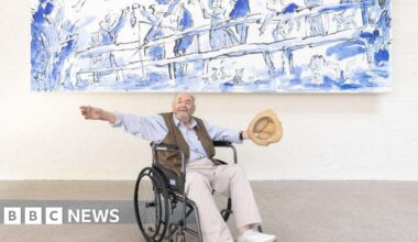 Quentin Blake mural revealed at new arts centre - BBC