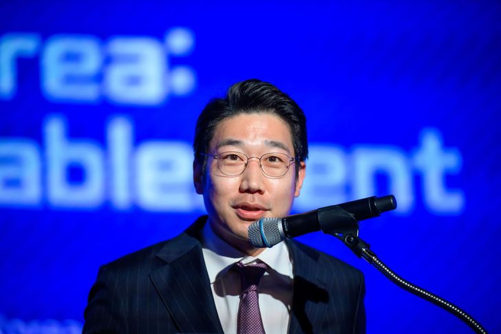 Korea Times Vice Chairman Seung Ji-soo gives opening remarks for The Korea Times Forum at the Chamber of Commerce and Industry in Seoul, Tuesday. Korea Times photo by Shim Hyun-chul