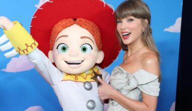 Taylor Swift’s Plunging Oscar de la Renta Gown Dares To Dip Super Low