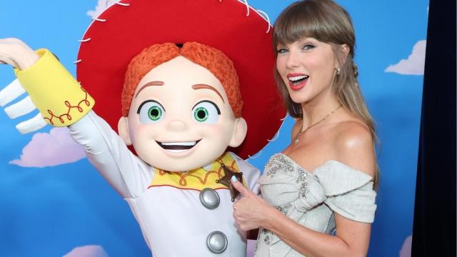 Taylor Swift’s Plunging Oscar de la Renta Gown Dares To Dip Super Low