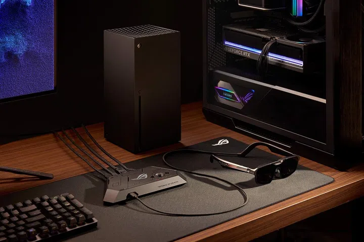 The R1 comes packaged with the ROG Control Dock, which lets you switch between your PC or console as the R1’s input sources.