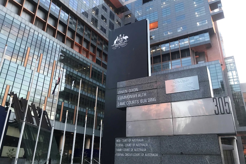 A sign outside a large building indicates it is the Federal Court.