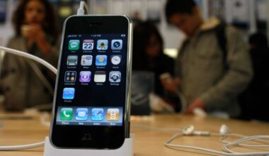 Smartphones arrived just before the US fertility rate plunged. One study says it’s a direct cause