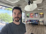 Selfie samples, internal camera - f/2.4, ISO 940, 1/50s (3280x2460px) - Motorola Razr 70 review