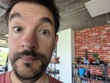 Selfie samples, internal camera - f/2.4, ISO 966, 1/50s (3280x2460px) - Motorola Razr 70 review