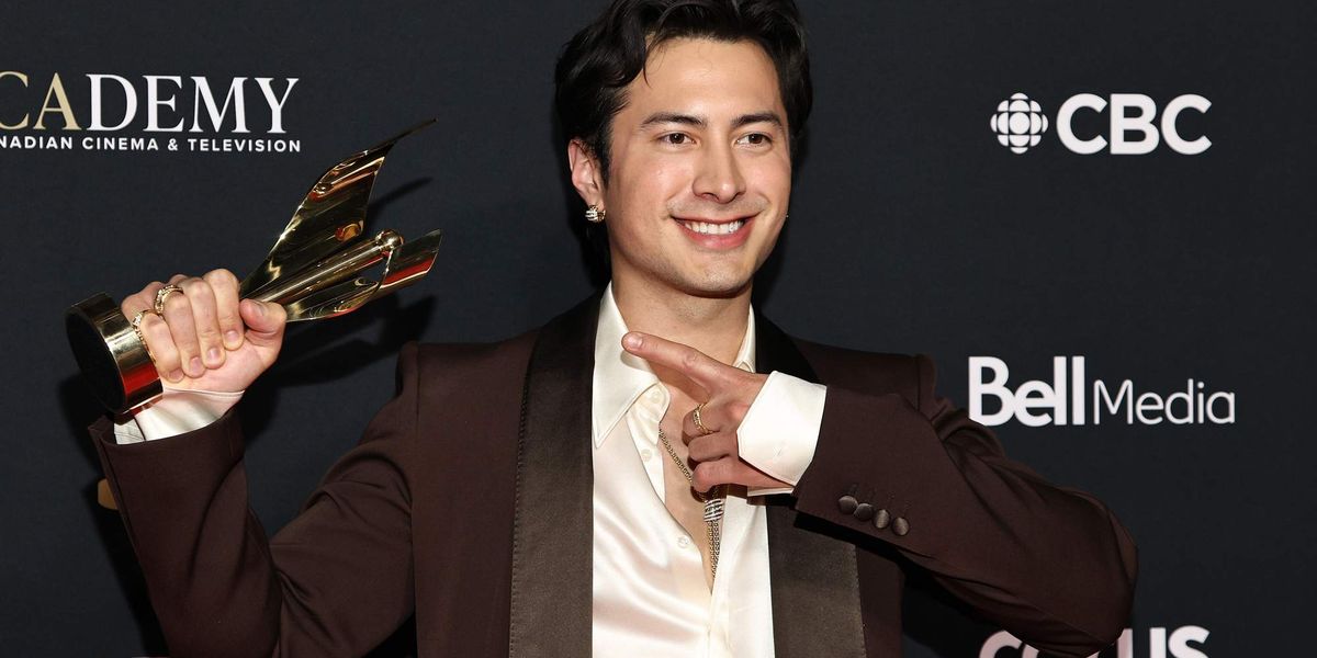 Hudson Williams talks 'gay bottom eyes' in acceptance speech