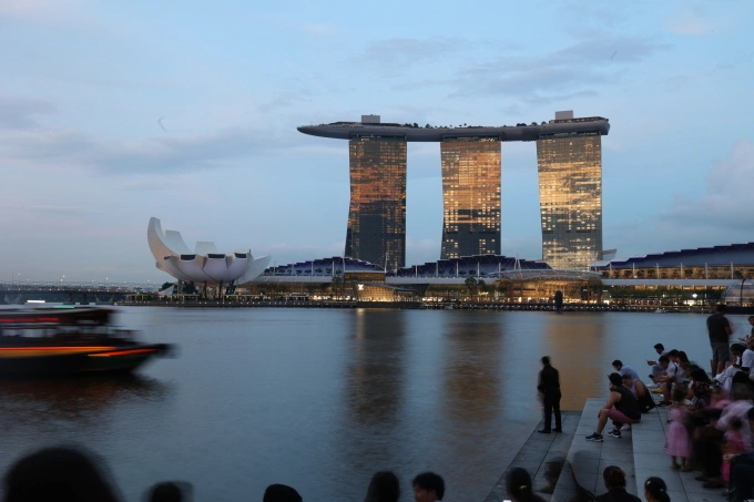 Tourists enjoy the view at Marina Bay, Singapore, in 2023. Photo by Dang Le