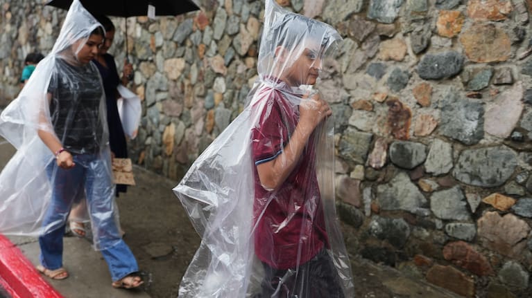 Ederson Galicia Alva, right, walks with his mother, Mirsy Maricela Alva López, and sister, Briseidy, through the historic center of Guatemala City