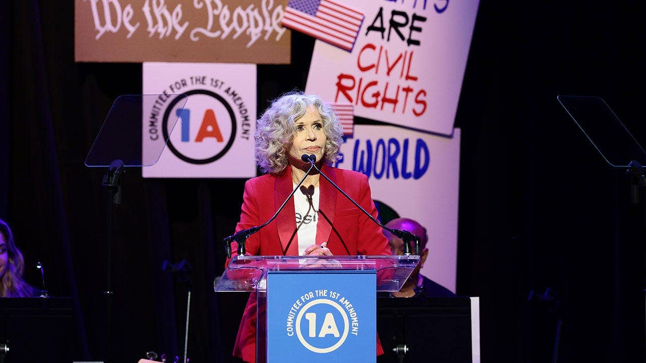 Bette Midler, Robert De Niro mocked for anti-Trump concert in NYC