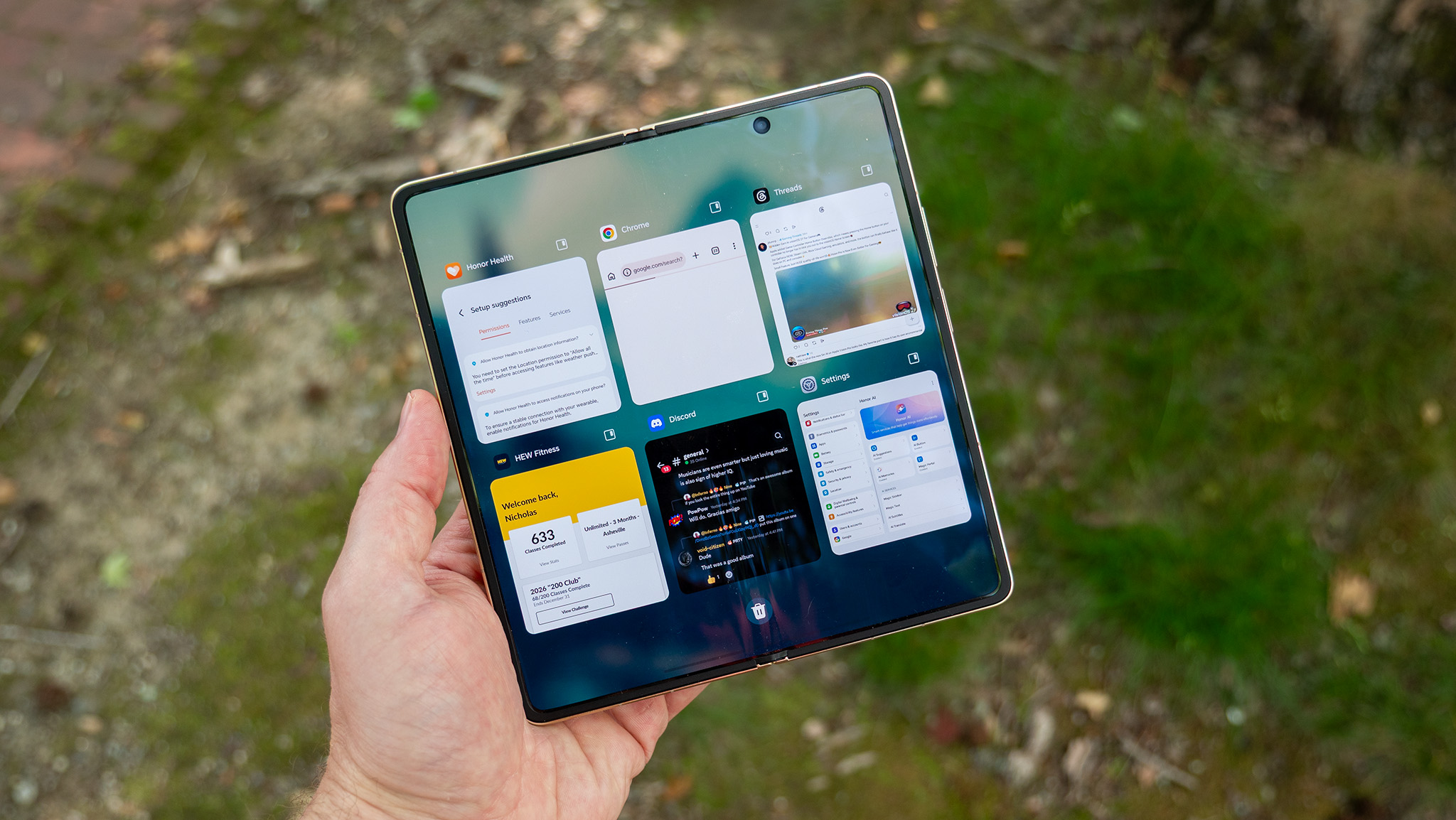 The grid-based recents/overview UI on the Honor Magic V6's inner display