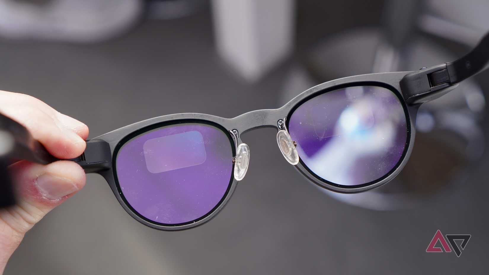 The screens in the lenses of the Qwen AI Glasses