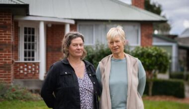 Homeowners want builder barred after losing thousands on unfinished jobs