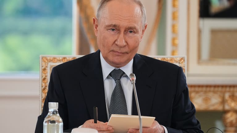 Russian President Vladimir Putin meets with representatives of international news agencies on the sidelines of the St. Petersburg International Economic Forum at the Constantine Palace in St. Petersburg, Russia, on Thursday, June 4, 2026.