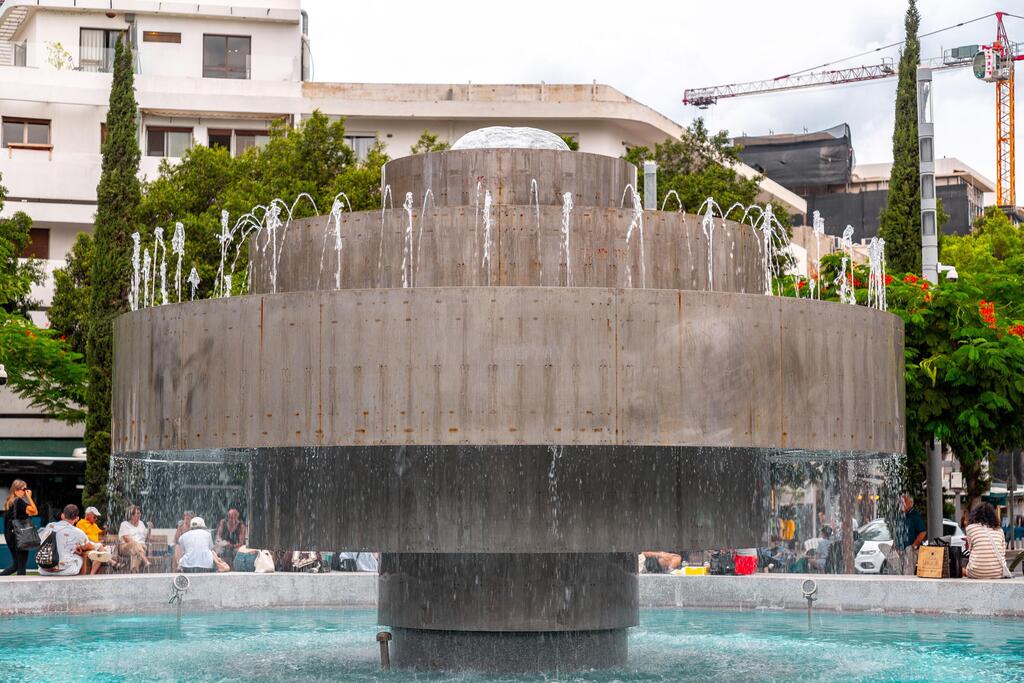 The fountain following its makeover (Photo: ColorMaker, shutterstock) המזרקה בגרסתה החדשה, נטולת הצבעים