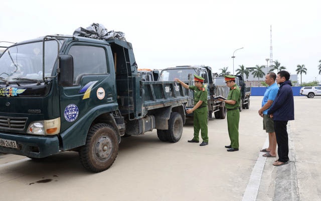 2 men charged over illegal dumping of 177 metric tons of waste in northern Vietnam - Ảnh 1. 2 men charged over illegal dumping of 177 metric tons of waste in northern Vietnam - Ảnh 1.