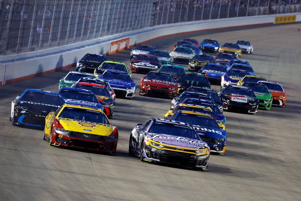 Shane van Gisbergen leads the field, No. 97 Trackhouse Racing Chevrolet