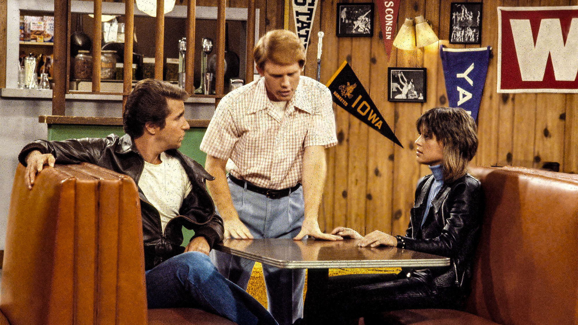 (from left) Henry Winkler, Ron Howard and Suzi Quatro on the set of Happy Days