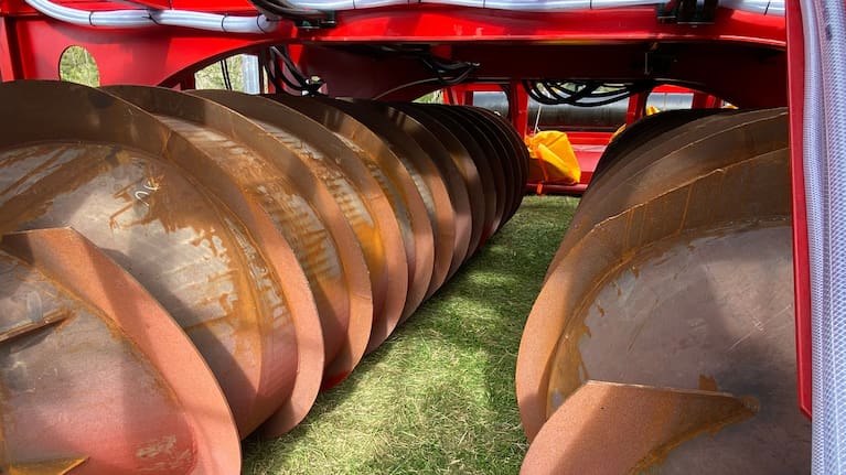 These two seven metres Ōpua-made steel Archimedes screws under the 16-tonne ROV propel its along the sea floor at a speed of eight metres a minute.