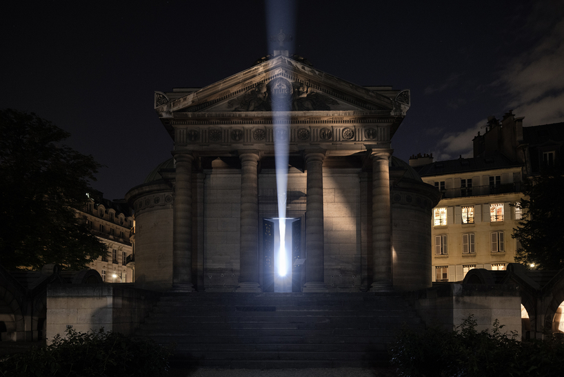 a beam of white light carves through paris' historical chapel - 2