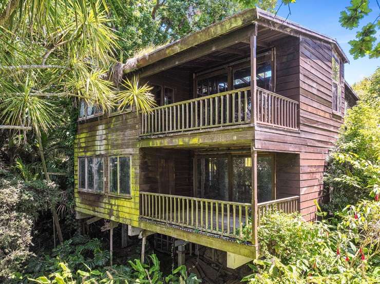 OneRoof gets an exclusive tour of a once-derelict home on Seaview Road, in Auckland's Remuera. Video / Fiona Goodall