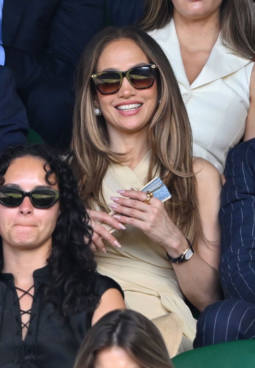 Even in paparazzi photos, JLo looks flawless