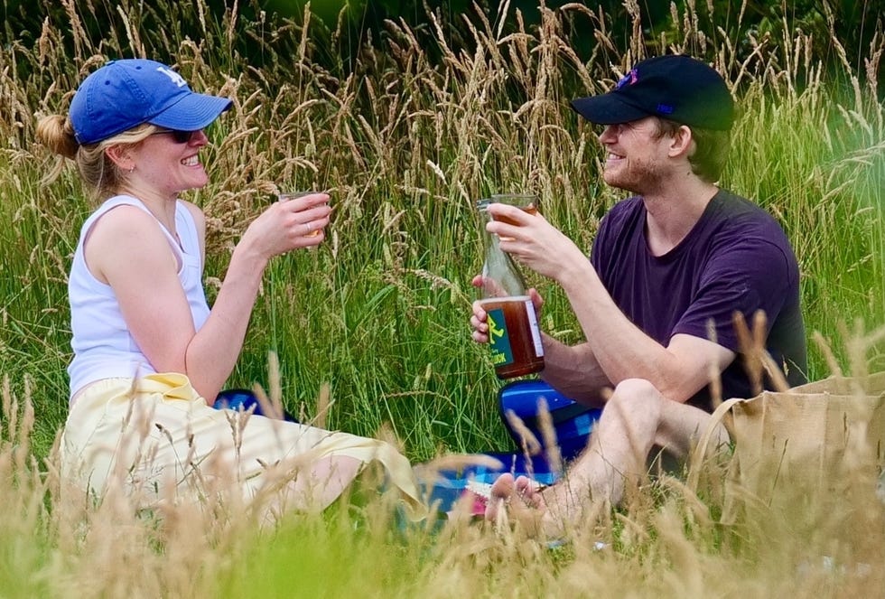 premium exclusive london, united kingdom web embargo until 1220 pm et on june 30, 2026joe alwyn puts on a passionate display with american actress sarah pidgeon in london as exgirlfriend taylor swift prepares for her huge new york wedding to travis kelce the actor, who dated taylor from 2016 to 2023, was spotted locking lips with love story star sarah at a north west london park the same place he was photographed enjoying a sunny stroll with taylor in july 2022 joe and sarah looked completely smitten with one another as they enjoyed a romantic picnic in the park during the uk heatwave the pair couldnt stop smiling as they relaxed on a picnic blanket with drinks and snacks, sharing laughs throughout the afternoon and keeping cool with a handheld fan they were also seen taking a few drags from a vape as they chatted joes new relationship comes as taylor is reportedly preparing to say i do with travis kelce at madison square garden this weekend the event is being called bigger than the met gala pictured joe alwyn sarah pidgeon backgrid usa 30 june 2026 byline must read ja backgrid usa 1 310 798 9111 usasalesbackgridcom uk 44 208 344 2007 uksalesbackgridcom uk clients pictures containing children please pixelate face prior to publication premium exclusive london, united kingdom web embargo until 1220 pm et on june 30, 2026joe alwyn puts on a passionate display with american actress sarah pidgeon in london as exgirlfriend taylor swift prepares for her huge new york wedding to travis kelce the actor, who dated taylor from 2016 to 2023, was spotted locking lips with love story star sarah at a north west london park the same place he was photographed enjoying a sunny stroll with taylor in july 2022 joe and sarah looked completely smitten with one another as they enjoyed a romantic picnic in the park during the uk heatwave the pair couldnt stop smiling as they relaxed on a picnic blanket with drinks and snacks, sharing laughs throughout the afternoon and keeping cool with a handheld fan they were also seen taking a few drags from a vape as they chatted joes new relationship comes as taylor is reportedly preparing to say i do with travis kelce at madison square garden this weekend the event is being called bigger than the met gala pictured joe alwyn sarah pidgeon backgrid usa 30 june 2026 byline must read ja backgrid usa 1 310 798 9111 usasalesbackgridcom uk 44 208 344 2007 uksalesbackgridcom uk clients pictures containing children please pixelate face prior to publication
